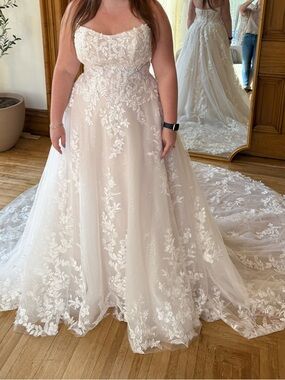 Romantic Lace Applique Wedding Gown in Ivory